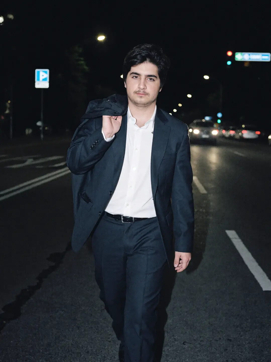 Gece şehir ışıkları altında yürüyen kurucu